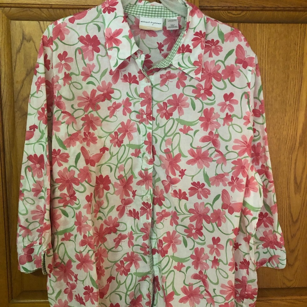 Size 22 Cute button down top